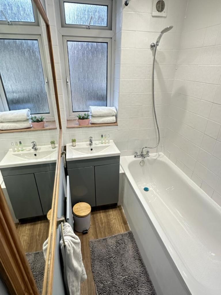 لندن Beautiful Family Apartment المظهر الخارجي الصورة